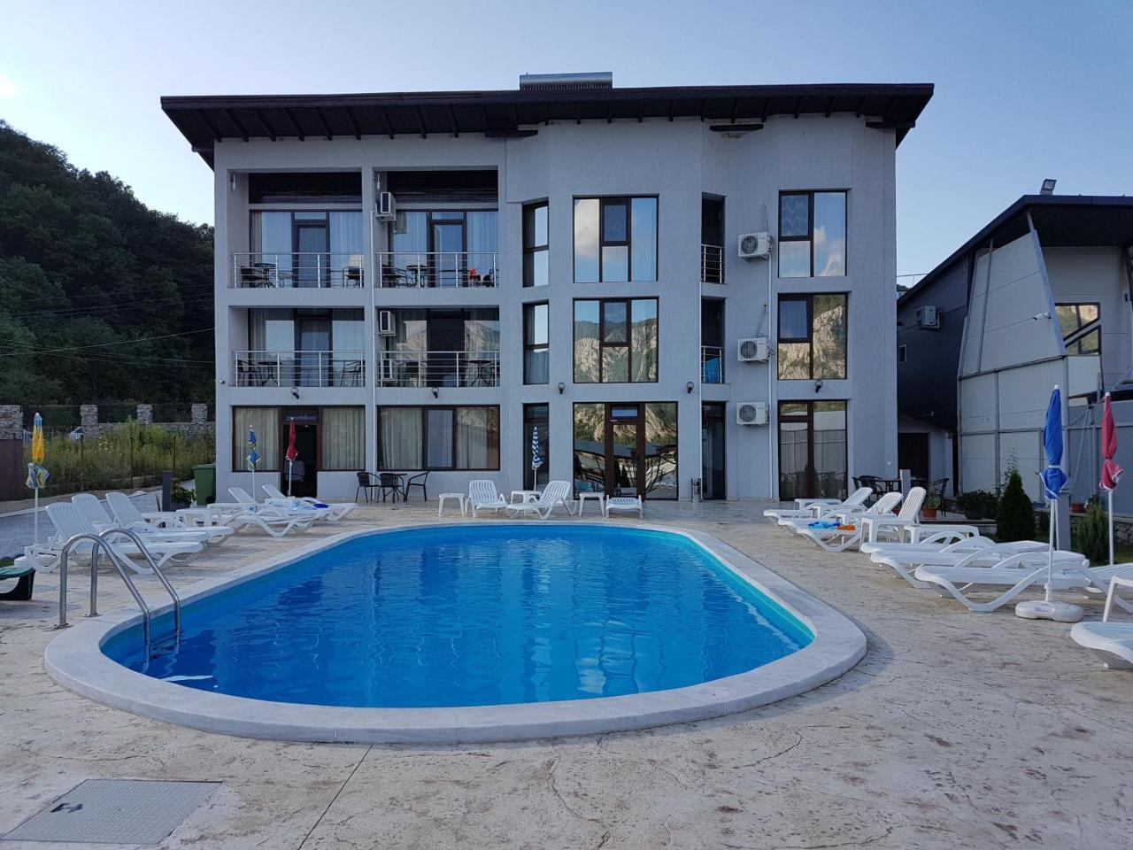 Vila Hercules ดูโบวา ภายนอก รูปภาพ